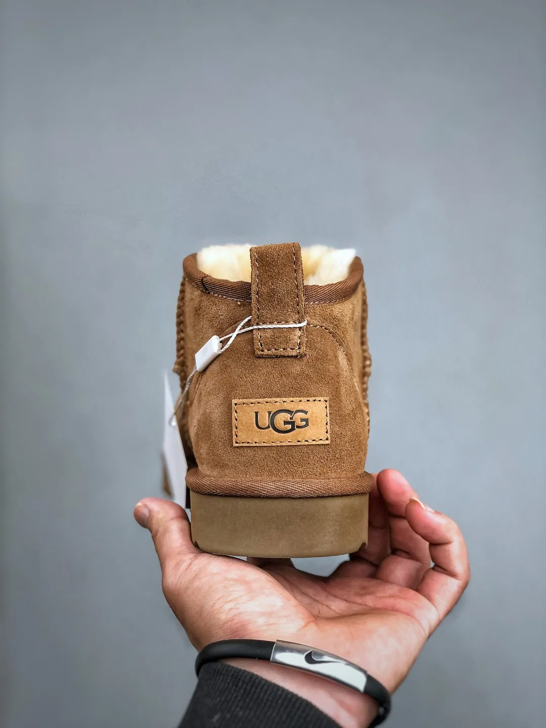 Local self-pickup 💰520 supports store placement. The top version on the market. UGG Mini thin-soled black short tube 1.5cm popular style. Produced by a major foreign trade factory in Guangzhou. Real sheep fur from toe to insole. Independent outer box packaging. Chip. Waterproof process. Different from any version on the market. 3cm thick sole, independently developed outsole, cashmere insole, keeping warm in winter, suitable for home use. In the new year, uug has launched a style series, which is partially geared towards the preferences of young consumers. It has also moved to the forefront of fashion trends. Shoe body material, water-repellent coated suede upper, 17mm UGGPURE™ implanted wool insole, lightweight non-slip and comfortable rubber outsole, with brand LOGO, and full packaging. Size: 35-44